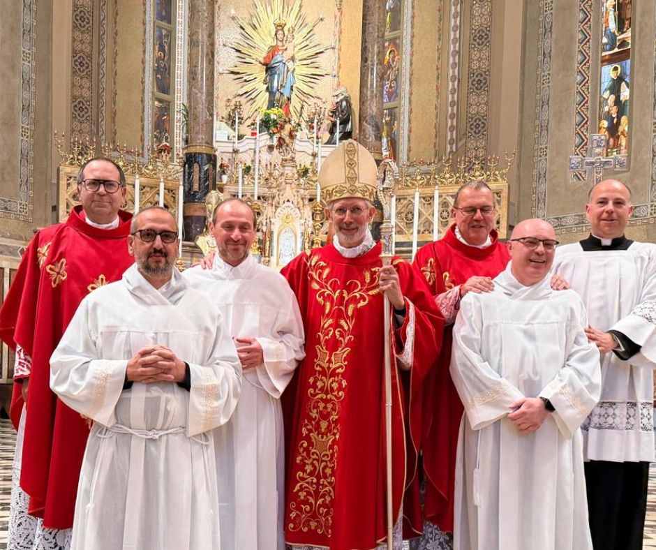 LA SANTITA’ LINFA DELLA CHIESA: IL VESCOVO MARINI CON I SACERDOTI DELLA DIOCESI IN SANTUARIO